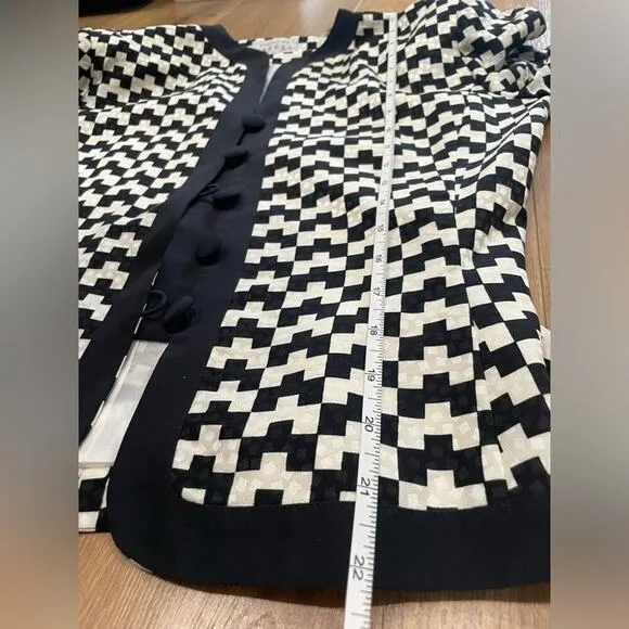 Adrianna Papell 100% silk Black and White Geometric Jacket- Size 8 roughly