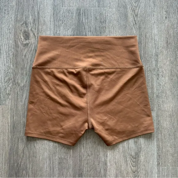 Alo 3&quot; High-Waist Airlift Short - Cinnamon Brown (Size Medium)