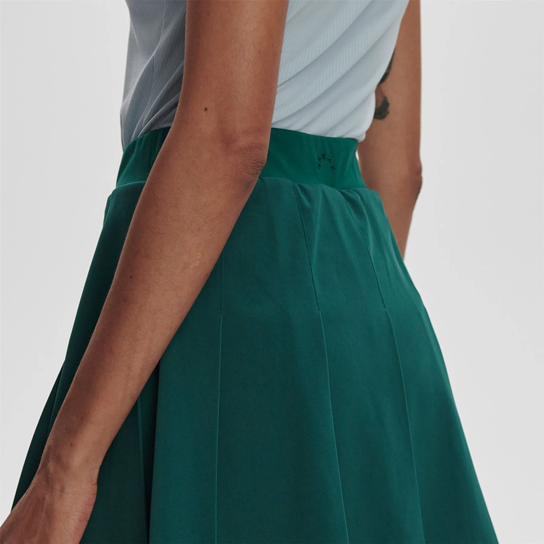 Clarendon 2.0 16 Inch High Rise Skort Forest/White