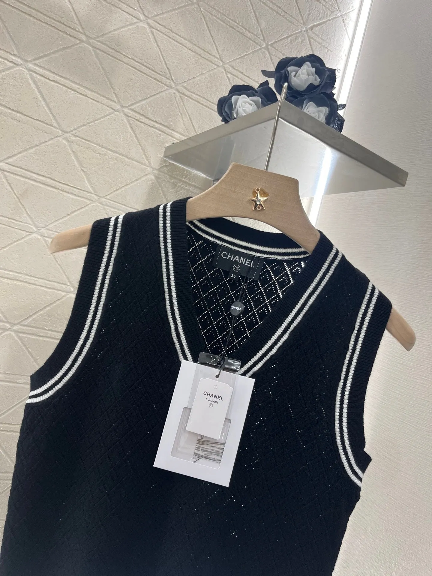 College style knitted vest