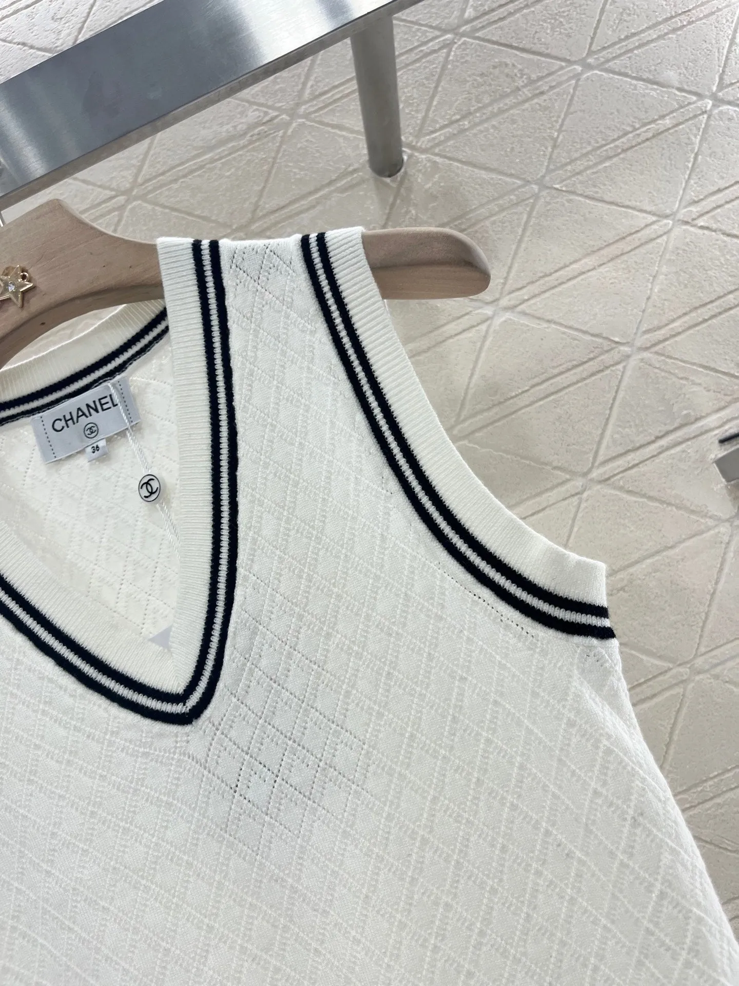 College style knitted vest