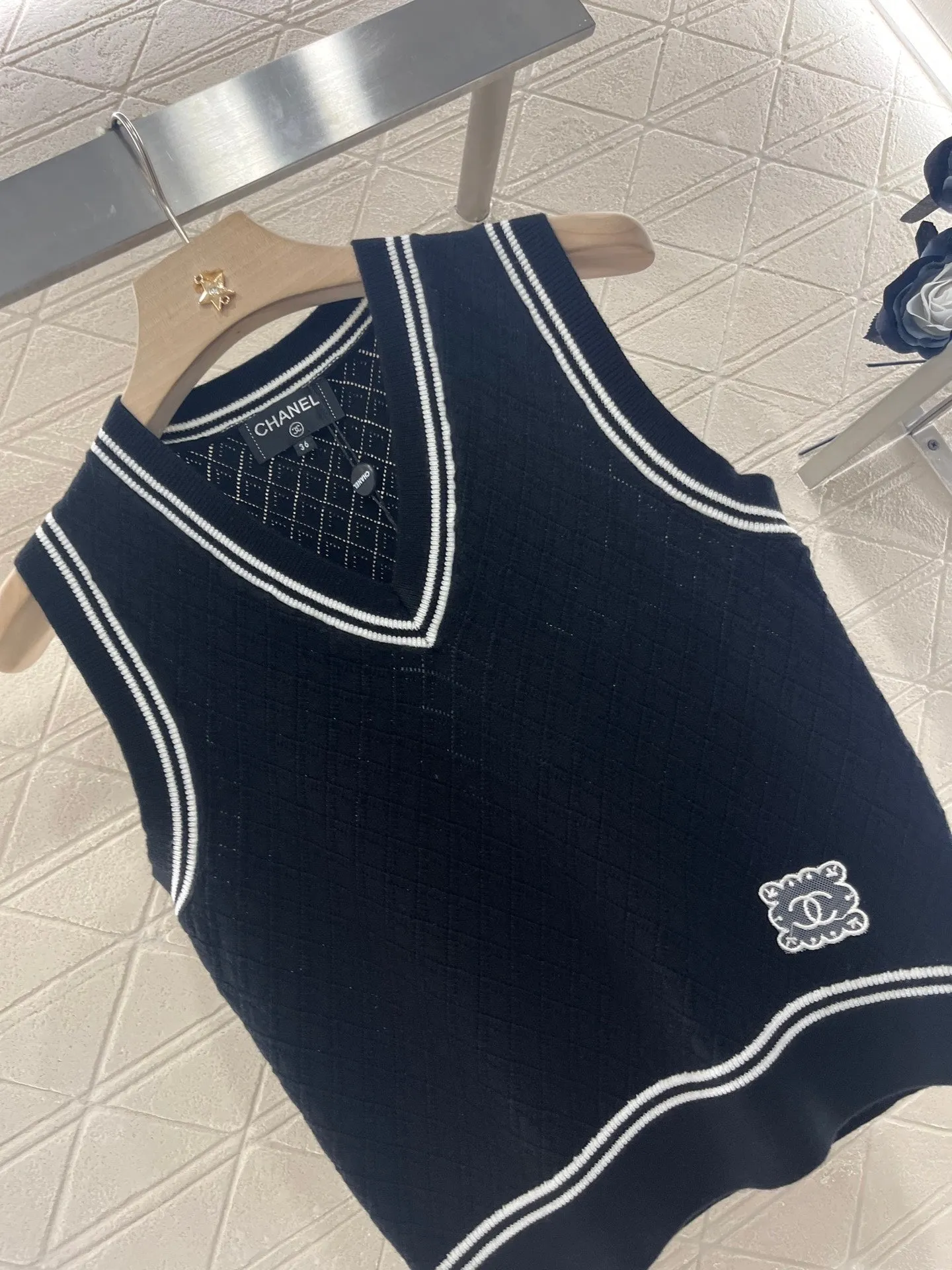 College style knitted vest