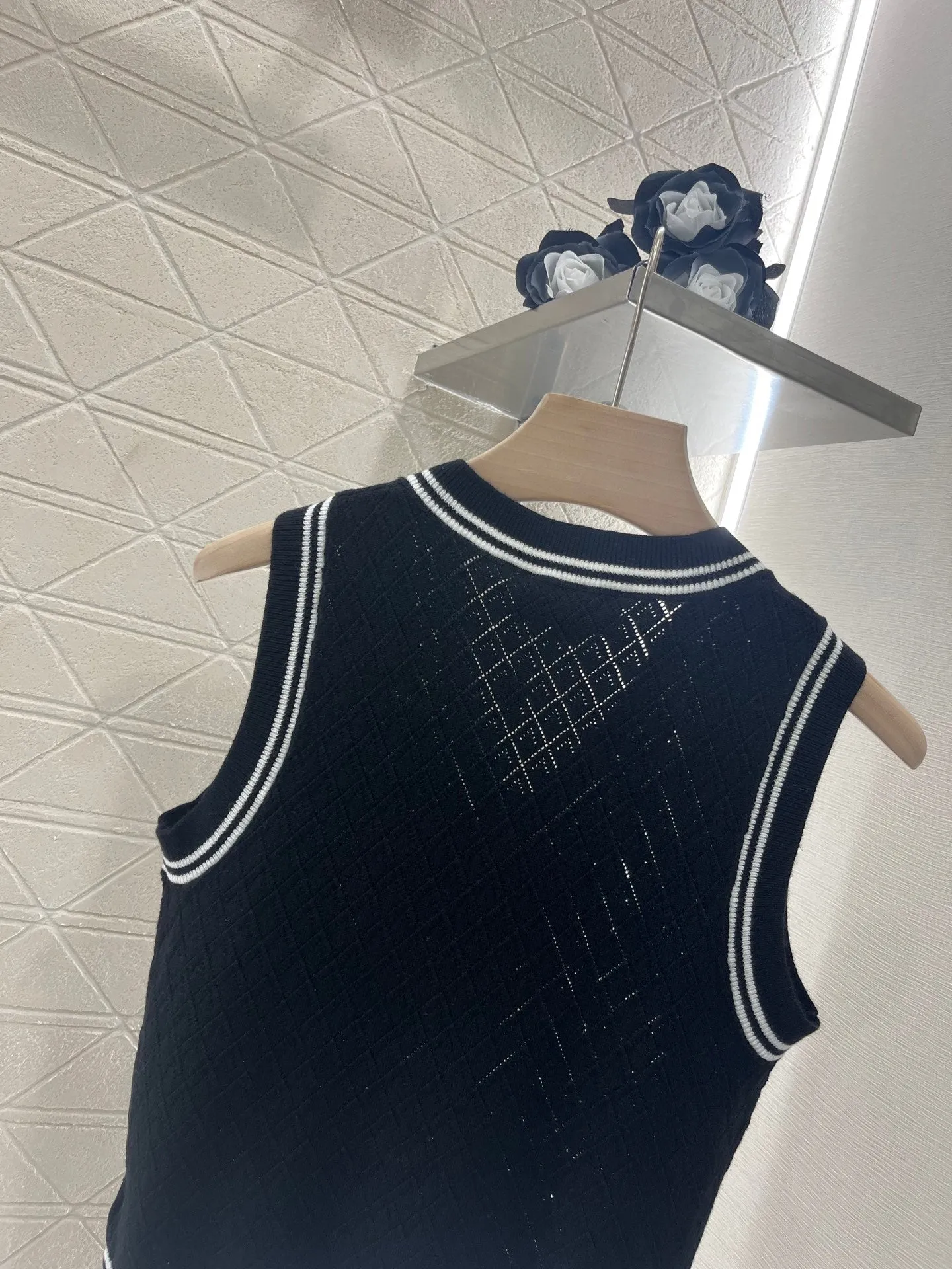 College style knitted vest