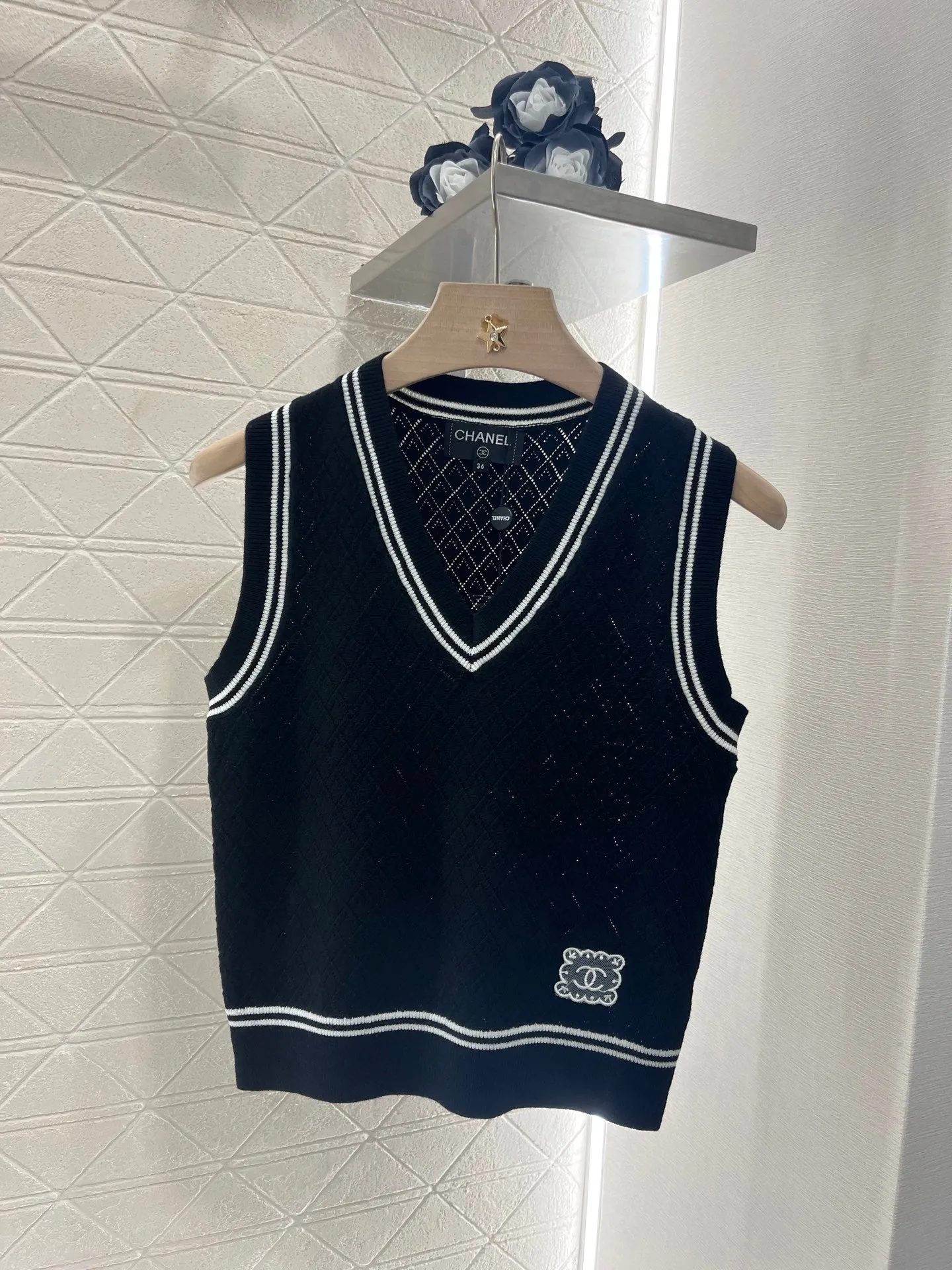 College style knitted vest