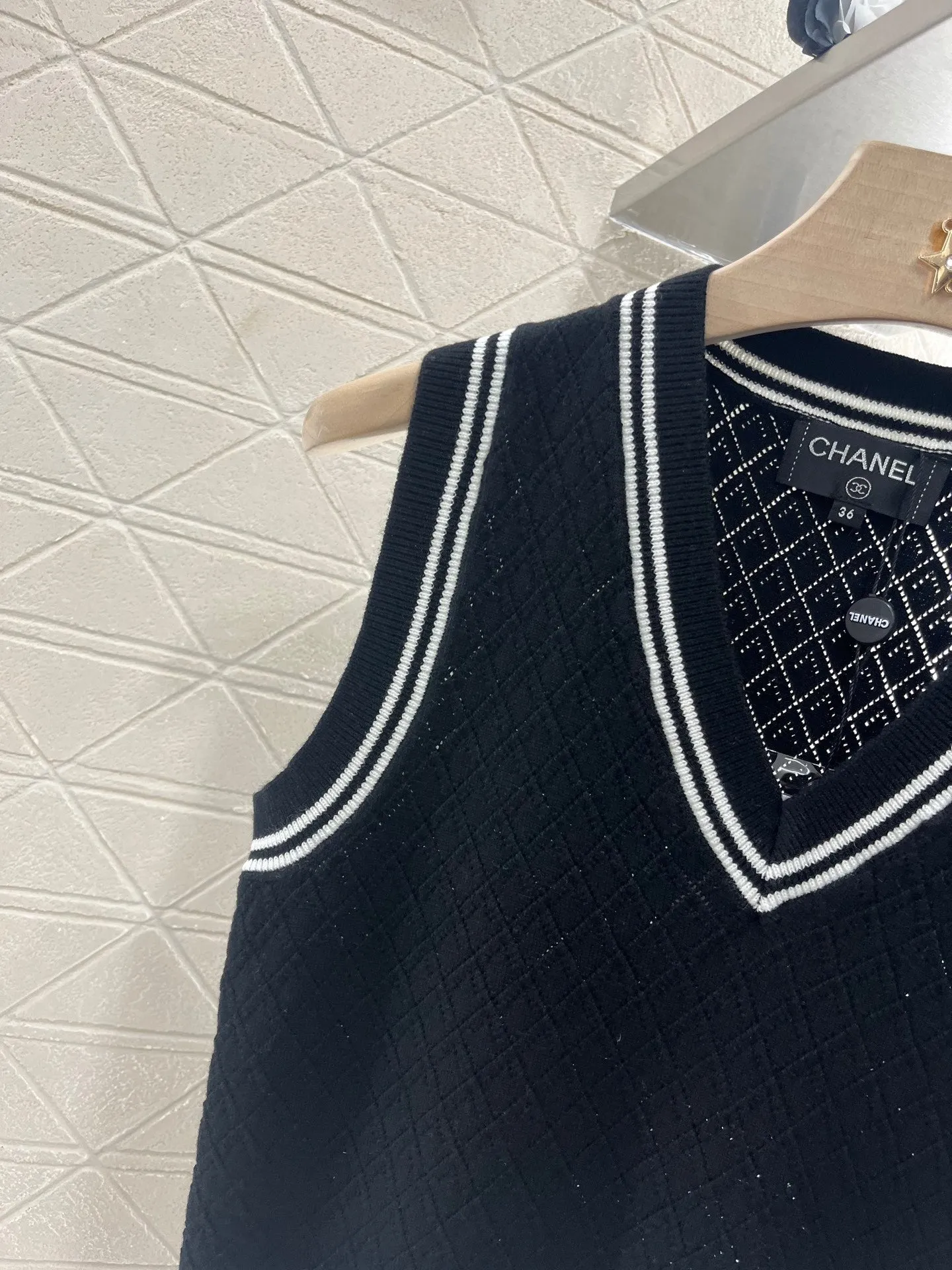 College style knitted vest