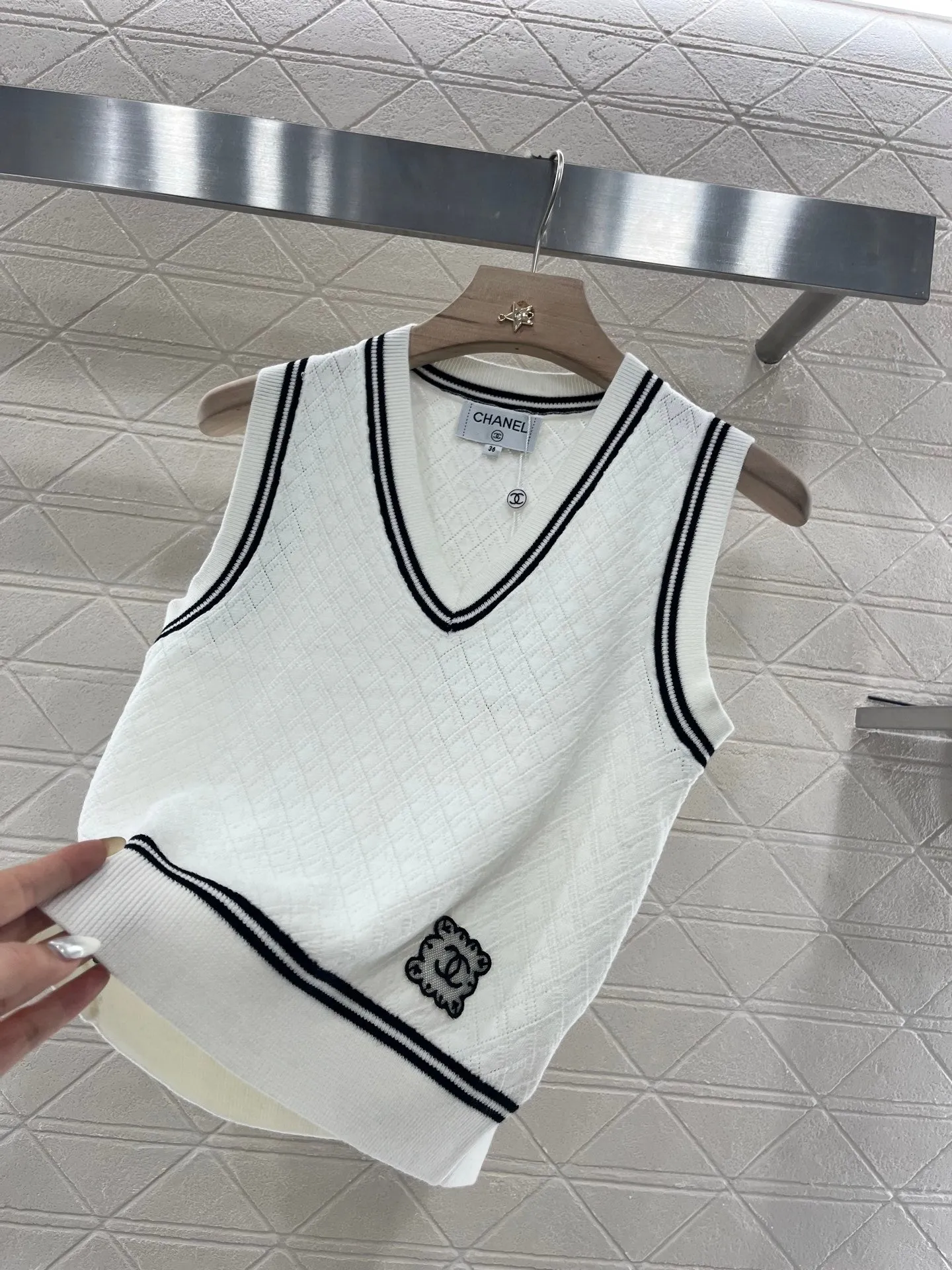 College style knitted vest