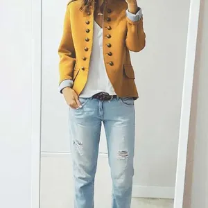 Long-sleeved blazer with modern buttons for a slim, trendy look