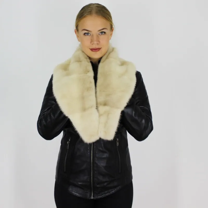 Perl mink collar