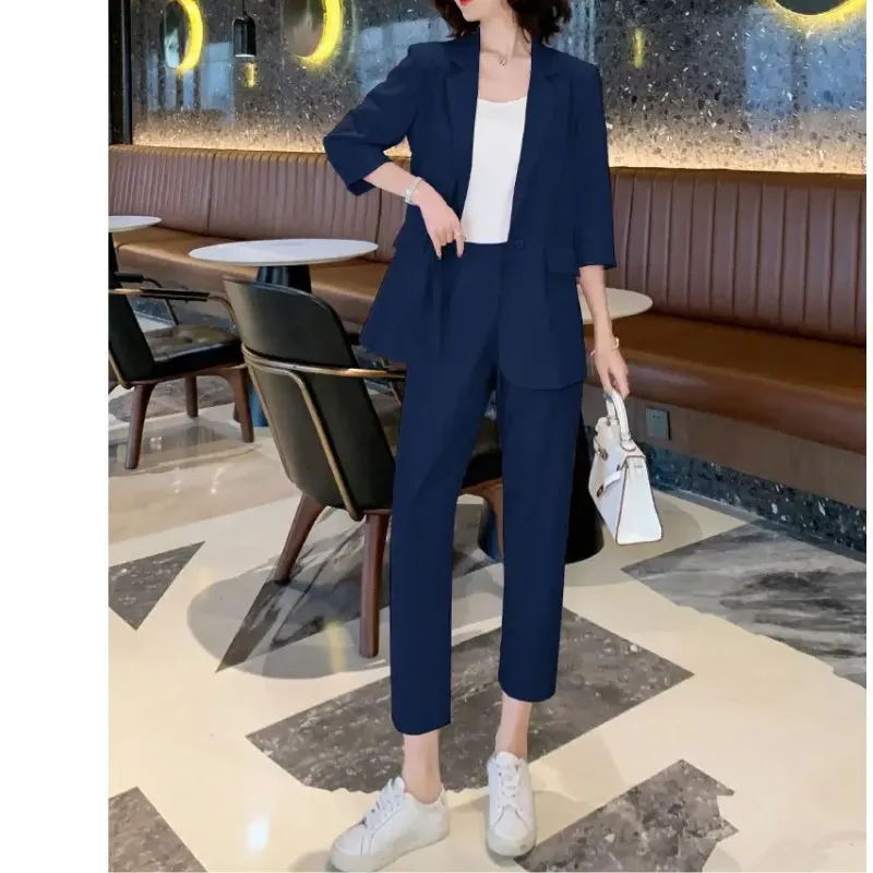 Stylish ladies' blazer with 3/4 sleeves - High-quality craftsmanship for durability - Cozy and warm for winter