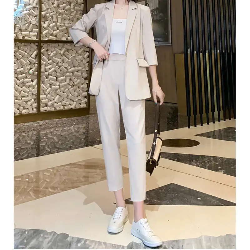 Stylish ladies' blazer with 3/4 sleeves - High-quality craftsmanship for durability - Cozy and warm for winter