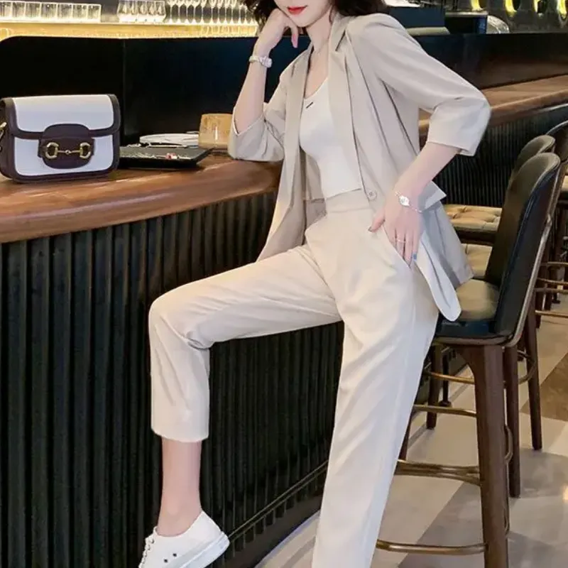 Stylish ladies' blazer with 3/4 sleeves - High-quality craftsmanship for durability - Cozy and warm for winter