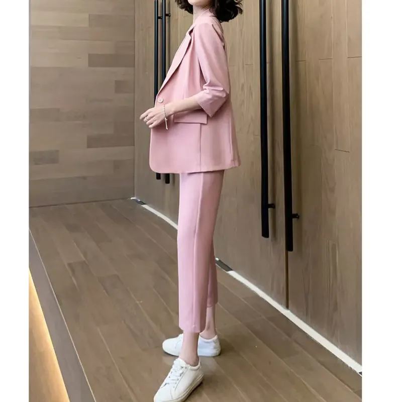 Stylish ladies' blazer with 3/4 sleeves - High-quality craftsmanship for durability - Cozy and warm for winter
