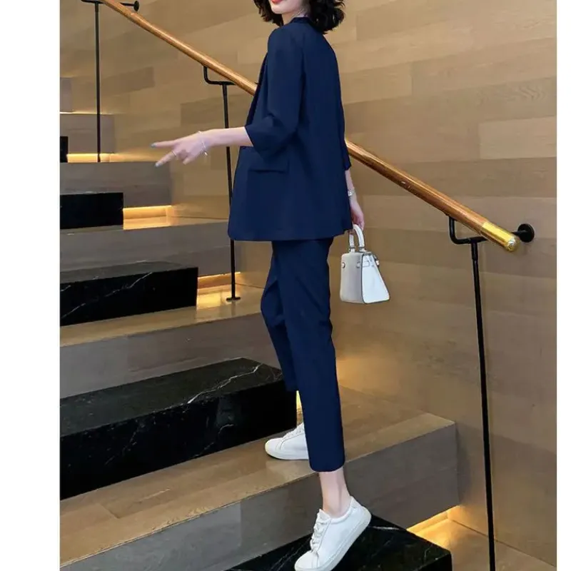 Stylish ladies' blazer with 3/4 sleeves - High-quality craftsmanship for durability - Cozy and warm for winter