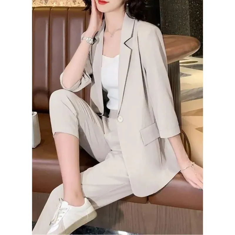 Stylish ladies' blazer with 3/4 sleeves - High-quality craftsmanship for durability - Cozy and warm for winter