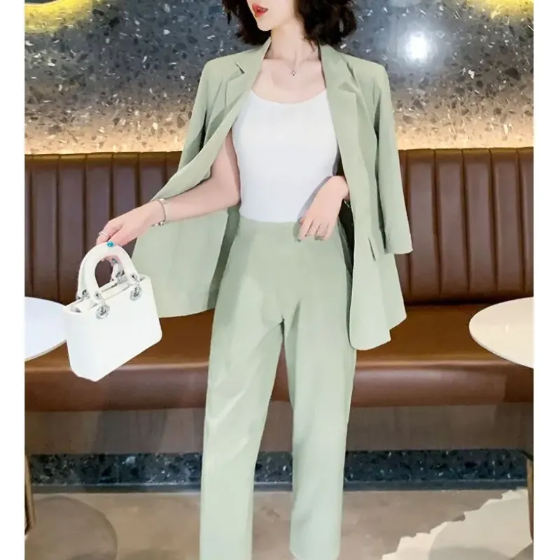 Stylish ladies' blazer with 3/4 sleeves - High-quality craftsmanship for durability - Cozy and warm for winter