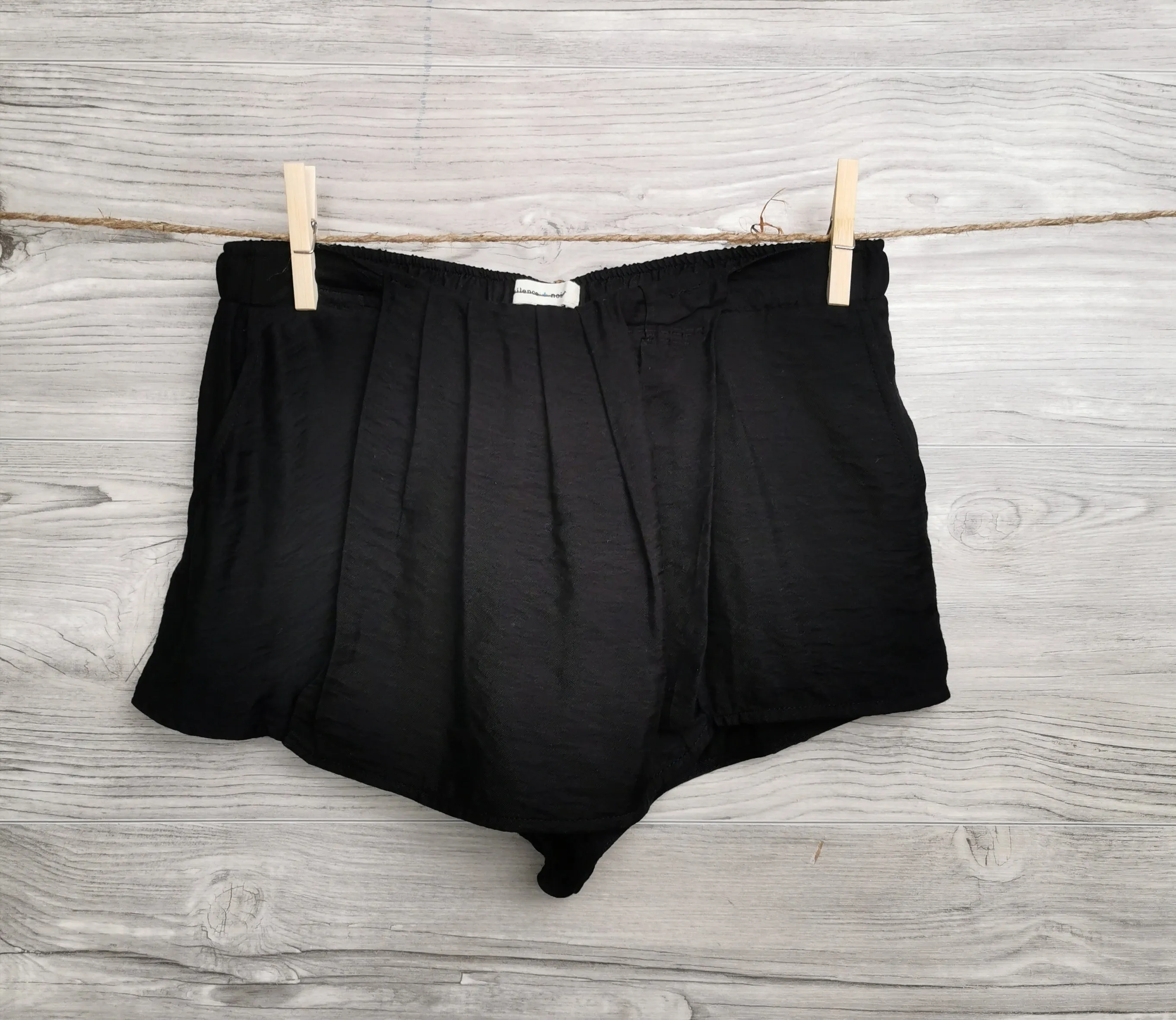 WOMENS SIZE XS or TEEN GIRL - SILENCE   NOISE, Silky Black Shorts NWOT B33